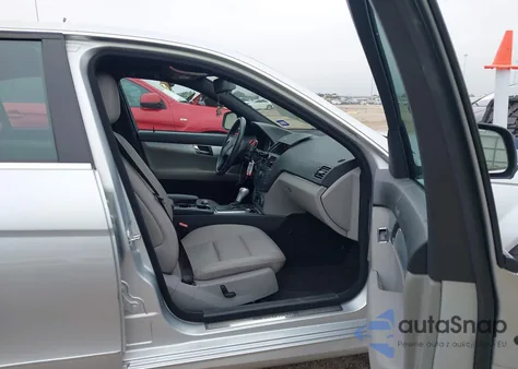 2008 Mercedes-Benz C 300 Luxury/Sport из США, поврежденный, VIN WDDGF54X18R018330